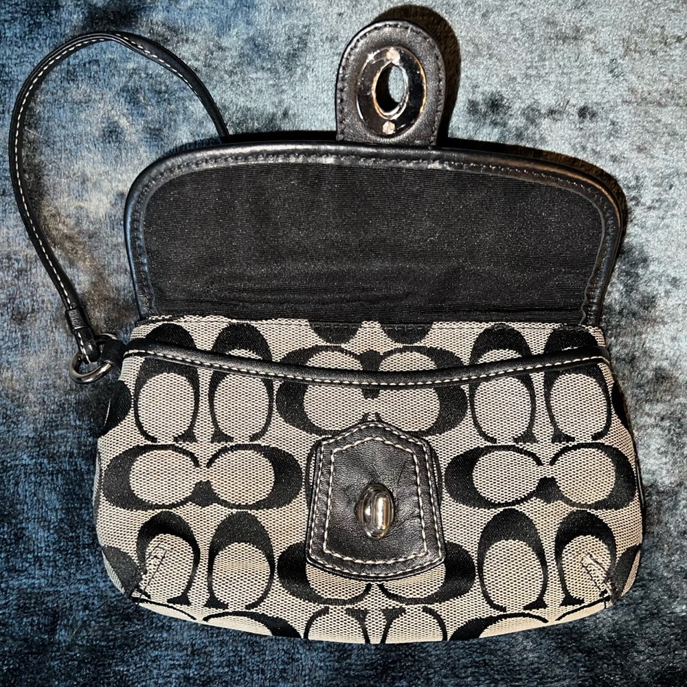Coach Legacy Black & Tan Signature Canvas Wristlet with Turn-Lock vintage EUC ♥️ - Picture 4 of 13